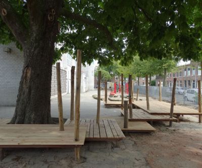 Land-made ontwerp schoolplein buitenklas speelvlonder podium